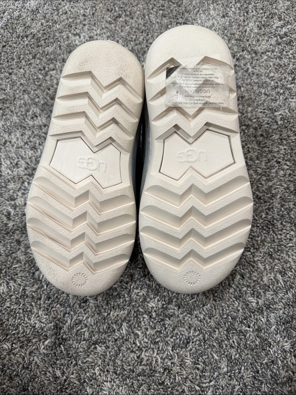 UGG Kids Silver Puffer Booties Size 5 S/N 1135151